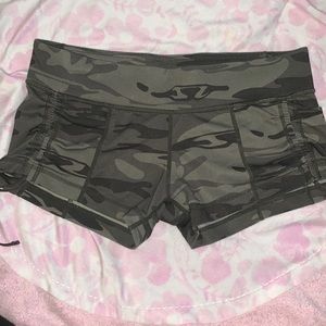 Lululemon Camo Wunder Under shorts size 8